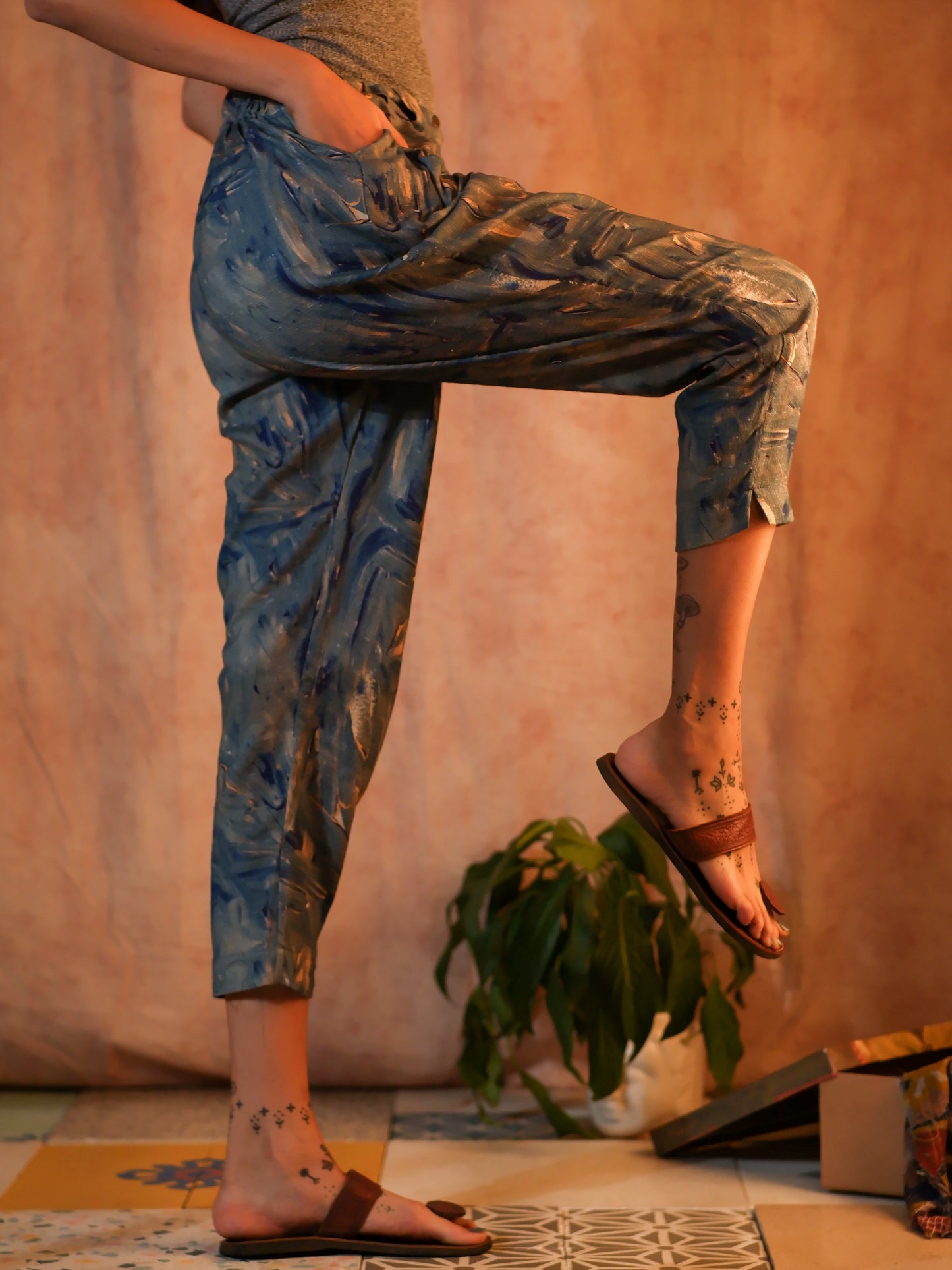 Blue strokes abstract print dart pants